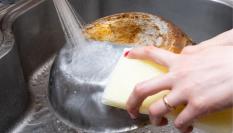 Este es uno de los mejores limpiadores para las sartenes: The Pink Stuff