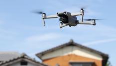 Imagen de archivo de un dron DJI Mavic air2 sobrevolando una vivienda.