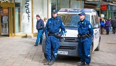Imagen de archivo de dos agentes de la policía finlandesa en la capital, Helsinki.