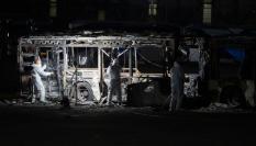 Los forenses israelís analizan uno de los autobuses que han explotado en Tel Aviv.