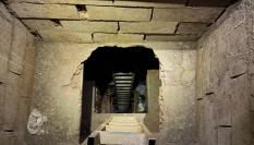 Una galería estrecha, apuntalada con maderas, de al menos 50 metros de largo y a 12 metros de profundidad, con toda probabilidad construida para introducir droga desde Marruecos a un polígono industrial ceutí. Ese ha sido el impactante hallazgo realizado este miércoles por la Guardia Civil. Es la tercera fase de la llamada 'operación Hades', surgida de una querella de la Fiscalía Anticorrupción y dirigida por la jueza de la Audiencia Nacional María Tardón, y permanece abierta a la espera determinar dónde desemboca exactamente el túnel encontrado.