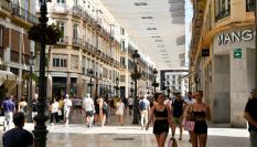 Turistas y locales recorren el centro de Málaga un día de verano