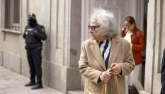 MADRID (ESPAÑA), 25/02/2025.- Carmen Pano , la empresaria que aseguró haber entregado hasta 90.000 euros en el sede del PSOE en Ferraz, a su salida del Tribunal Supremo este martes donde continúa la investigación sobre el caso Koldo con las declaraciones de varios testigos.