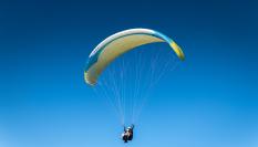 Imagen de dos personas en un parapente.