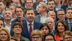 Lars Klingbeil, con corbata granate, en la foto del grupo parlamentario del SPD