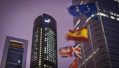 Banderas de la UE, España, Reino Unido o Canadá, antes las torres del distrito financiero madrileño, en la Avenida de la Castellana.