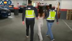 La arrestada, siendo escoltada por agentes de la Policía Nacional.