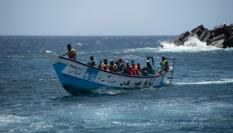 Imagen de archivo de un cayuco llegando a El Hierro (Canarias).