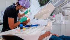 Un paciente recibe tratamiento en una clínica dental francesa.