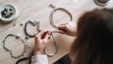 Una mujer, creando piezas de joyería en su estudio