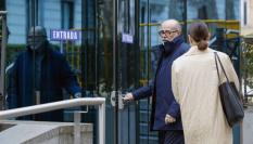 Gilbert Barbany (i), testigo en el juicio de la trama Gürtel, a su llegada este lunes a la Audiencia Nacional. La Audiencia Nacional celebra la tercera jornada del penúltimo juicio del caso Gürtel, que sienta en el banquillo a 19 acusados por presuntas adjudicaciones irregulares del Ayuntamiento de Arganda del Rey (Madrid) a cambio de comisiones de hace ya más de dos décadas, con la declaración del único acusado que no ha confesado los hechos.