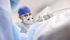 Imagen de archivo de un cirujano practicando una cirugía ocular.