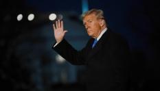 Donald Trump saluda cuando regresa a la Casa Blanca