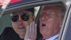 Donald Trump se sube a un Tesla en la Casa Blanca para subrayar su apoyo a Elon Musk
