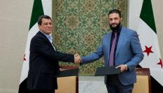 El presidente sirio, Ahmed al-Sharaa, y el comandante de las fuerzas kurdosirias, Mazloum Abdi, tras la firma del histórico acuerdo de integración en el nuevo Estado sirio.