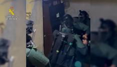 Momento en el que los agentes de la Guardia Civil irrumpen en uno de los inmuebles registrados en el marco de la 'operación Legumbre'.