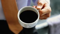 Una persona, con una taza de café