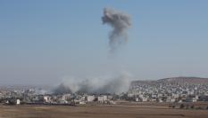 Imagen de un bombardeo sobre la ciudad de Kobane (Siria) en 2017.