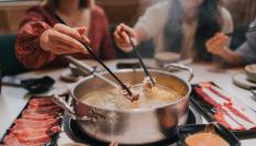 Imagen de archivo de varias personas comiendo 'hot pot', en un restaurante de Zhuhai (China).