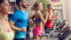 Un grupo de personas entrena en un gimnasio.