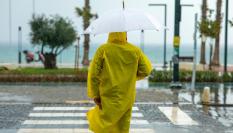Una persona bajo la lluvia con un impermeable