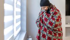 Con espuma de poliuretano se pueden sellar las ventanas para que no entre frío