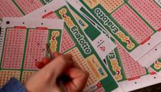 Imagen de archivo de boletos de SuperEnaLotto, un sorteo de lotería de Italia.