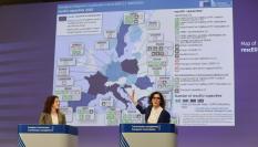 La comisaria de Igualdad  Hadja Lahbib, comisaria de Igualdad, Preparación y Gestión de Crisis, y Roxana Mînzatu, vicepresidenta ejecutiva de Derechos Sociales y Habilidades, Empleos de Calidad y Preparación de la Unión Europea.