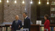 El presidente del Gobierno, Pedro Sánchez (c), acompañado por la ministra de Ciencia, Innovación y Universidades, Diana Morant, conversa con el rector de la UNED, Ricardo Mairal (i), a su llegada al acto de apoyo a la universidad pública En defensa de una universidad de calidad.