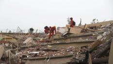 Equipos de emergencias chinos, buscando supervivientes del terremoto en Sky Villa, en la ciudad de Mandalay, Myanmar (antigua Birmania).