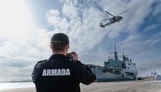 Un miembro de la Armada observa la llegada de un buque anfibio al Puerto de Valencia en una imagen de archivo