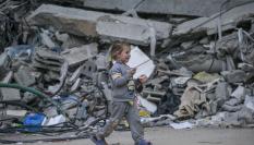 Imagen de una niña palestina caminando entre los escombros de Gaza.