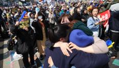 Críticos con la gestión de Yoon celebran el fallo de Constitucional de Corea del Sur.