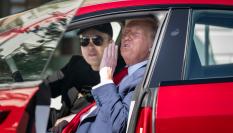 Donald Trump y Elon Musk, juntos en un coche de Tesla, en la Casa Blanca.