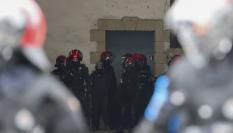 La Ertzaintza ha entrado por un garaje adyacente al gaztetxe Etxarri, en el barrio de Rekalde (Bilbao), un centro juvenil okupado cuyo desalojo por orden judicial está previsto para este viernes. Patrullas de ese cuerpo se encuentran en el interior, donde han permanecido toda la noche un grupo de jóvenes.