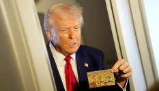 Trump, presentando la 'visa de oro' para que migrantes millonarios puedan adquirir la residencia: 'The Trump Card'. Con su efigie.