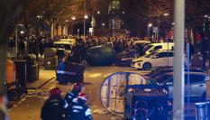 Varios manifestantes vuelcan contenedores durante los disturbios que se producen tras el operativo para el desalojo del gaztexe, este jueves en el barrio bilbaíno de Rekalde.