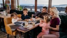 Una familia comiendo en un restaurante, en una imagen de archivo.
