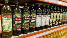 Lineal de un supermercado en España con varias marcas de aceite de oliva.