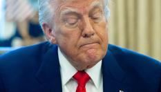 Donald Trump gesticula, serio, en el Despacho Oval