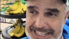 Fernando, el viajero que se sorprende con el precio de los plátanos en Canarias.