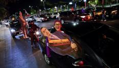 Seguidores de Daniel Noboa celebran la victoria de su candidato en la segunda vuelta de las presidenciales de Ecuador.