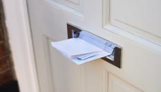 Un buzón repleto de cartas, una señal clara para los ladrones de que la vivienda está vacía.