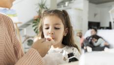 Una niña toma su medicación.