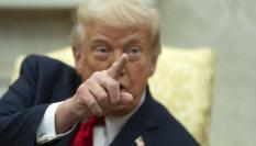 El presidente de EEUU, Donald Trump, durante su encuentro con la primera ministra italiana, Giorgia Meloni, el 17 de abril