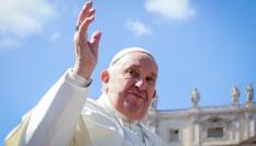 El papa saluda a los fieles en la Plaza de San Pedro hace unas semanas