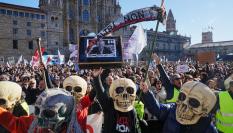 Miles de personas en una multitudinaria protesta en Santiago de Compostela contra la instalación de Altri en Galicia.