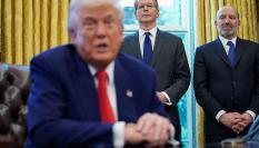 El secretario de Comercio de EE. UU., Howard Lutnick, y el secretario del Tesoro, Scott Bessent, observan mientras el presidente Donald Trump firma órdenes ejecutivas y proclamaciones en la Oficina Oval.