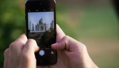 Imagen de archivo de una persona sacando una foto al Taj Mahal (India) con un móvil iPhone.