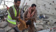 Personal de emergencias y voluntarios retiran cadáveres y heridos de entre los escombros del centro de detención temporal de migrantes que ha sido destruido tras un bombardeo de EEUU en Saada (Yemen).